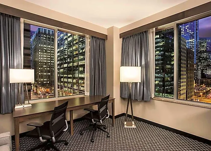 La Quinta & By Wyndham Downtown Chicago